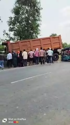 पुरवा बिलेश्वर महादेव मंदिर के निकट डंपर ट्रैक्टर ट्राली व मोटरसाइकिल से भीषण सड़क दुर्घटना में लग भग 3 की मौतें कई घायल ।