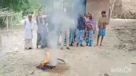 হরিশ্চন্দ্রপুর ১: সোনাপুর এলাকায় রাস্তার দাবীতে বিক্ষোভের শামিল হলেন এলাকার বাসিন্দারা