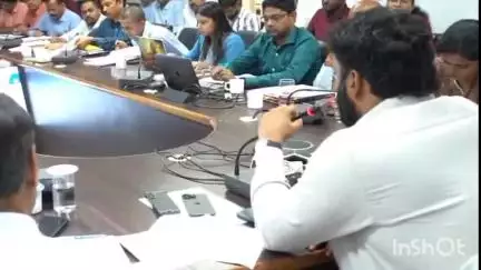 जशपुर: कलेक्टर रोहित व्यास ने जिले में अवैध खनिज उत्खनन-परिवहन पर टास्क फोर्स समिति को सख्ती बरतने का दिया निर्देश