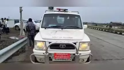 ભાવનગર: નારી  ગામ પાસે આવેલ મીઠાના અગર માં પાણી આવી જતા 33 લોકો પુરના પાણીમાં ફસાયા