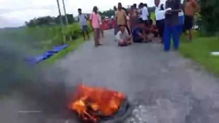 ধূপগুড়ি: ঢেংখালী বাজারে রেস্টুরেন্টের আড়ালে চলছে অবৈধ মদের ব্যবসা,অবিলম্বে সেই রেস্টুরেন্ট  বন্ধের দাবিতে পথ অবরোধ করে বিক্ষোভ