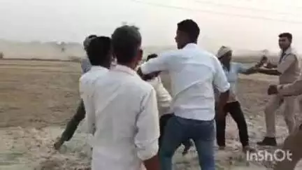 बिधूना: सहायल क्षेत्र के दीपपुर गांव में मामूली बात को लेकर पुलिस की मौजूदगी में हुई मारपीट का वीडियो सोशल मीडिया पर वायरल
