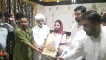 शाहबाद: पंप कर्मी के सीने पर रिवाल्वर रखने वाली गिगियानी की अरीबा खान को कांग्रेस जिला अध्यक्ष ने किया सम्मानित