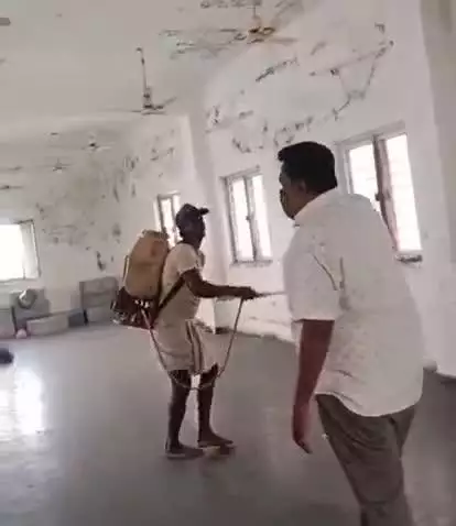 ఉరవకొండ: ఉరవకొండ లోని కస్తూర్బా పాఠశాల, అంబేద్కర్ ఉన్నత పాఠశాల వసతి గృహాల్లో దోమల నివారణకు స్ప్రే
