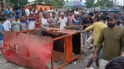মাটিগাড়া: যেই দূষ্কৃতীরা এলাকায় দাপট বাড়াচ্ছে তাদের গুড়িয়ে দেবো;ইস্টার্ন বাইপাসে দূষ্কৃতি হামলার ঘটনায় সেখানে মন্তব্য মেয়র গৌতমের