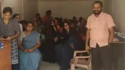 మార్కాపురం: పొదిలి కుట్టు మిషన్ కేంద్రాన్ని పరిశీలించిన నగర పంచాయతీ కమిషనర్ నారాయణరెడ్డి