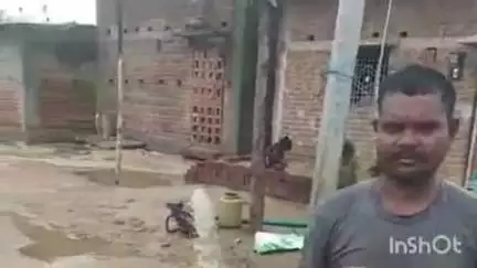 हंटरगंज: करमा गांव में मूसलाधार बारिश से आफत, घरों में घुसा 3 फीट पानी, पड़ोसी के घर में ली शरण
