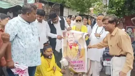 मथुरा: कथा वाचक प्रदीप मिश्रा के बिगड़े बोल पर चित्रगुप्त पर की गई टिप्पणी को लेकर लोगों ने सदर तहसील पर किया पुतला दहन