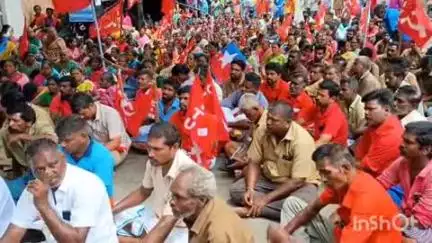 மதுரை தெற்கு: சம்பளத்தை உயர்த்தி வழங்கிட உள்ளிட்ட பல்வேறு அம்ச கோரிக்கைகளை வலியுறுத்தி தூய்மை பணியாளர்கள் மண்டல அலுவலகங்களில் போராட்டம்