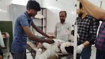 महोबा: महोबकंठ टोल प्लाजा के पास अज्ञात वाहन की टक्कर से बाइक सवार गंभीर रूप से घायल, डॉक्टर ने हायर सेंटर किया रिफर