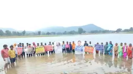 झारखंड के लातेहार में किसान आंदोलन, जल समाधि सत्याग्रह आंदोलन का नेतृत्व करते हुए किसान सह पंचायत समिति सदस्य अयुब खान।
टोरी चंदवा में फ्लाई ओवर ब्रिज समेत कई मांगों को लेकर किसान कर रहे हैं जल समाधि सत्याग्रह आंदोलन।