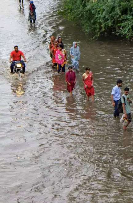 ड्रेन्स एकदम से ज़्यादा पानी नहीं ले पाते, नीचे कोई तवा नहीं लगा कि पानी भाप बन जाए: दिल्ली में जलभराव पर CM रेखा गुप्ता