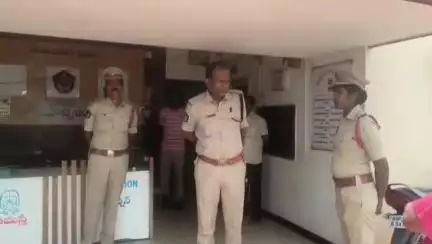 మా అమ్మాయిని మాకు అప్పగించండి కరప పోలీస్ స్టేషన్ ముందు  భారతీయుల ఆందోళన హామీ ఇచ్చిన డిఎస్పి శ్రీహరి రాజు