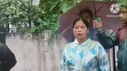 বাঁকুড়া ১: গত দুদিনের টানা বৃষ্টির জেরে বাঁকুড়া শহরের জলমগ্ন এলাকাগুলি পরিদর্শন করলেন পৌরসভার পৌর প্রধান