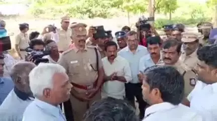 புவனகிரி: கரிவெட்டி கிராமத்தில் கிராம மக்கள் என்.எல்.சி அதிகாரியுடன் வாக்குவாதத்தில் ஈடுபட்டதால் பரபரப்பு