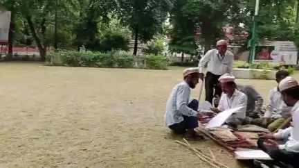 लखीमपुर: अन्तोदय राशन कार्ड बनाने सहित 7 सूत्रीय मांगों को लेकर भारतीय दिव्यांग यूनियन का कलेक्ट्रेट मैदान में धरना जारी