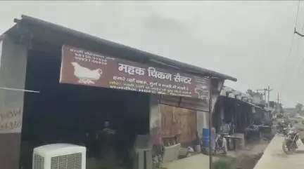 प्रताप नगर में चिकन की दुकान का शटर तोड़ अज्ञात चोरों ने चुराई हजारों की नगदी घटना सीसीटीवी में कैद।