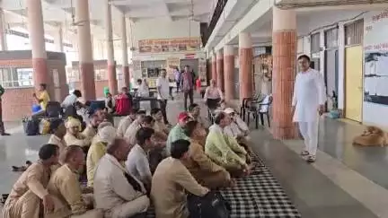 झज्जर: साथी कर्मचारियों की पिटाई से आहत रोडवेज कर्मियों का प्रदर्शन, झज्जर बस स्टैंड पर शासन के खिलाफ नारेबाजी