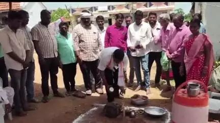 పెగడపల్లె: పెగడపల్లిలో ఇందిరమ్మ ఇండ్ల నిర్మాణ పనులకు భూమి పూజ చేసిన ఏఎంసీ చైర్మన్ బుర్ర రాములు గౌడ్