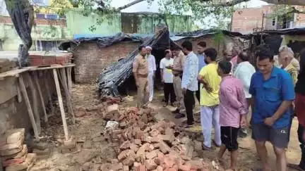 भरथना: बकेवर कस्बा के अंबेडकर पार्क के पास शिव मंदिर की जगह पर छज्जा डालकर किया कब्जा, स्थानीय लोगों में भारी आक्रोश