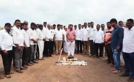 ರಾಯಬಾಗ: ಮೇಖಳಿ ಗ್ರಾಮದಲ್ಲಿ ಶಾಲಾ ಬಸ್ಸು ನಿಲ್ದಾಣ ನಿರ್ಮಾಣ ಕಾಮಗಾರಿಗೆ ಶಾಸಕ ದುರ್ಯೋಧನ ಐಹೊಳೆ ಚಾಲನೆ