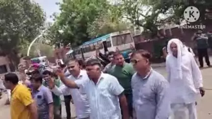 सोनीपत: फतेहाबाद डिपो के परिचालक पर हमले के विरोध में सोनीपत बस डिपो में रोडवेज कर्मचारियों का प्रदर्शन