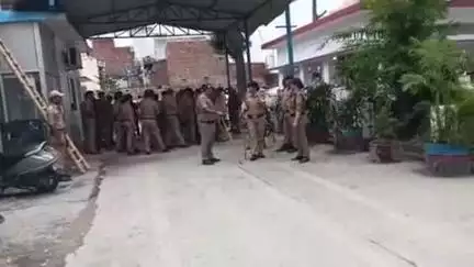 रुद्रपुर: रुद्रपुर में अतिक्रमण हटाने की कार्रवाई से पहले कोतवाली में अधिकारियों द्वारा पुलिसकर्मियों की की गई ब्रीफिंग