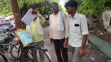 एटा: गांव नावर में जमीन खरीदने के बाद कब्जा पाने के लिए खरीददार को चक्कर काटने पड़े, SSP से न्याय की गुहार लगाई पीड़ितों ने