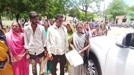नरसिंहपुर: आवास योजना का लाभ न मिलने से परेशान ग्रामीण महिलाओं ने कलेक्ट्रेट में कलेक्टर को सौपा ज्ञापन#jansamasya