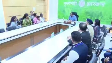 कांके: रांची:CM सोरेन से शहीद आरक्षी सुनील धान के परिजनों ने की मुलाकात
शहीद आरक्षी सुनील धान के परिजनों को सम्मान मिली राशि
