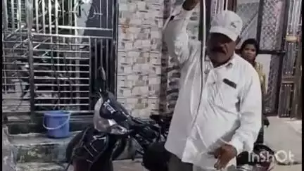 आठनेर: नगर के वार्ड क्रमांक 15 में एक मकान से 2 साइलेंट किलर सांपों का सर्प मित्र ने किया रेस्क्यू
