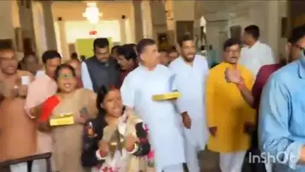 কলকাতা: বিধানসভার বাইরে বিরোধী দলনেতার নেতৃত্বে লাড্ডু বিতরণ কর্মসূচী
