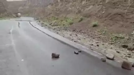 प्रतापगढ़: NH56 चतरिया खेड़ी घाट पर पहाड़ी से गिरे पत्थर से बड़ी दुर्घटना टली, हर साल बनता है खतरा