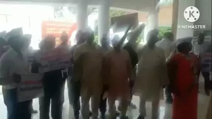 बस्ती: आम आदमी पार्टी कार्यकर्ताओं ने आज बिजली कटौती की समस्या को लेकर मुख्यमंत्री से संबंधित ज्ञापन जिलाधिकारी बस्ती को सौंपा