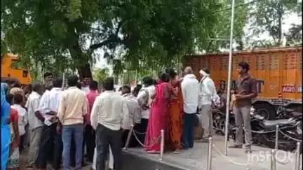 भिवापूर: मांगली ( जगताप ) या गावाचे पुनर्वसन करण्याच्या मागणीचे सरपंच अनिकेत वराडे यांच्या नेतृत्वात तहसिलदार यांना निवेदन