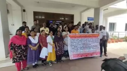 பாளையங்கோட்டை: காலமுறை பதவி உயர்வு ஊதிய உயர்வு கேட்டு மருத்துவர்கள் நெல்லை அரசு மருத்துவக் கல்லூரி மருத்துவமனை முதல்வர் அலுவலகம் முன்பு ஆர்ப்பாட்டம் நடத்தினர்.