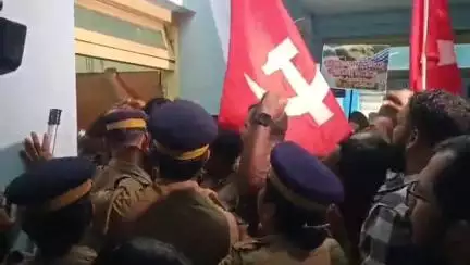 കണ്ണൂർ: നഗരത്തിലെ തെരുവുനായ പ്രശ്നത്തിൽ കോർപറേഷൻ കൗൺസിൽ യോഗത്തിൽ ഉന്തും തള്ളും, മേയർ ചേംബർ വിട്ടുപോയി