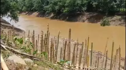নগাঁও: চাপৰমুখ চকীয়াল গাঁৱৰ তিতাইমাৰী নদীৰ খহনীয়াই ধাৰণ কৰিছে কালৰূপ, ভাবুকি কঢ়িয়াই আনিছে সহস্ৰাধিক ৰাইজৰ জীৱনলৈ
 #jansamasya