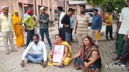 रॉबर्ट्सगंज: जिला अस्पताल परिसर में धरने पर बैठे मृतक चंदन त्रिपाठी के परिजन, हत्या का लगाया आरोप