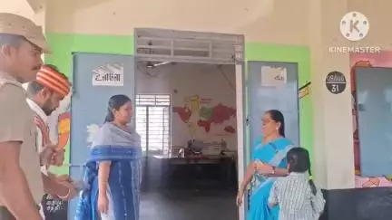 ஆம்பூர்: பாப்பனப்பள்ளி பகுதியில் உங்களைத் தேடி உங்கள் ஊரில் திட்டத்தின் கீழ் அரசு பள்ளியில் ஆய்வு செய்து மாணவர்களுக்கு கணிதபாடம் கற்பித்த ஆட்சியர்