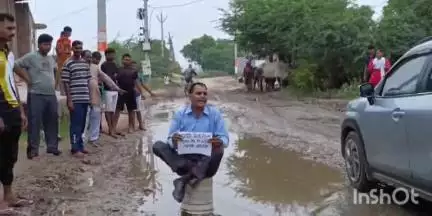 बागपत: सड़कों बनवाने की मांग को लेकर पूर्व फौजी सुभाष कश्यप ने धर्मपत्नी के साथ पावला व अहेड़ा फाटक के निकट किया धरना प्रदर्शन