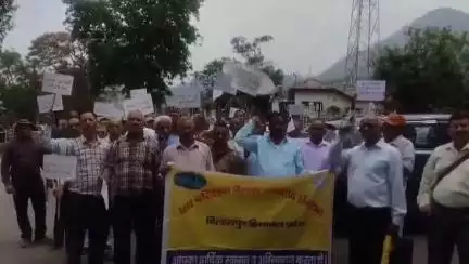 बिलासपुर सदर: पेंशन न मिलने से परेशान HRTC पेंशनरों ने बिलासपुर में किया प्रदर्शन, डीसी के माध्यम से राज्यपाल को सौंपा ज्ञापन
