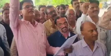सीहोर नगर: पंडित प्रदीप मिश्रा की भगवान चित्रगुप्त पर टिप्पणी से कायस्थ समाज में रोष, कलेक्ट्रेट में सौंपा ज्ञापन