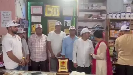 बागेश्वर: रेडक्रॉस समिति के सदस्य की सूझबूझ से बड़ी घटना टली, रेडक्रॉस ने किया सम्मानित