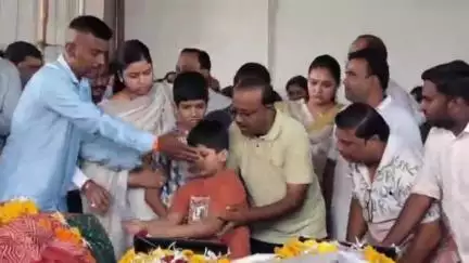 वणी: शोकाकुल वातावरणात शहरातील मोक्षधाम येथे केदारनाथ हेलिकॉप्टर दुर्घटनेतील जयस्वाल दाम्पत्य आणि मुलीचे अंत्यसंस्कार