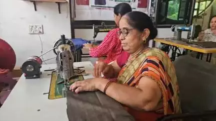 હિંમતનગર: શહેરને પ્લાસ્ટિક મુક્ત કરવા માટે હિંમતનગર નગરપાલિકાનું અનોખું અભિયાન, પાલિકા બનાવી આપે છે જુના કપડામાંથી થેલી
