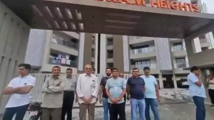મોરબી: મોરબીના લીલાપર કેનાલ રોડ પર વરસાદી પાણી ભરાતા સ્થાનિક લોકો અને વાહન ચાલકો હેરાન #jansamasya