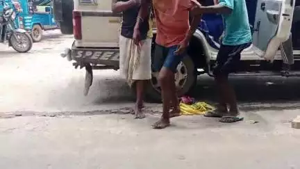 হবিবপুর: ভাবুক এলাকায় কীটনাশক খেয়ে আত্মহত্যার চেষ্টা এক যুবকের, রেফার মালদা হাসপাতালে
