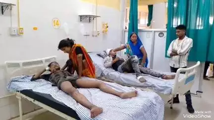 मिर्ज़ापुर: होर्डिंग लगाकर घर लौट रहे बाइक सवार बिजली के पोल से टकराए, हादसे में दो लोग हुए घायल