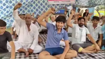 रेवाड़ी: रामगढ़ भगवानपुर के लोग 200 बेड के अस्पताल की मांग को लेकर धरने पर बैठे